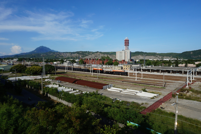 臺東車站與都蘭山